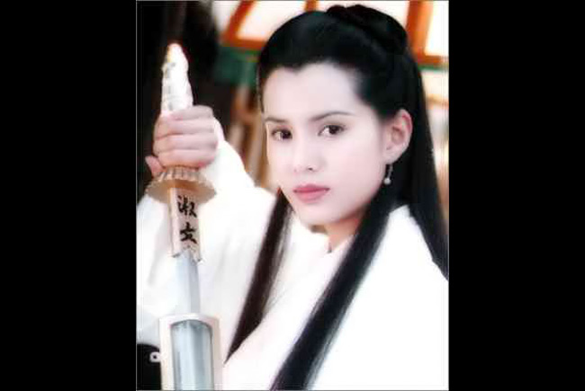 Lý Nhược Đồng vốn nổi tiếng với hình ảnh Tiểu Long nữ trong bộ phim Thần điêu đại hiệp năm 1995.